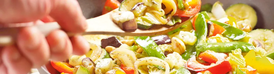 Groenteschotel uit de wok met kaas en noten