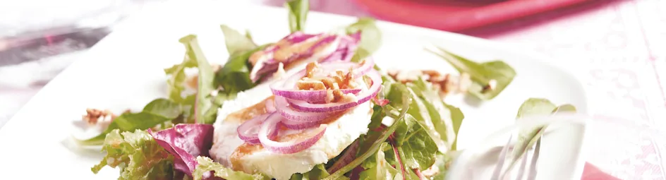 Groene salade met geitenkaas en walnotendressing