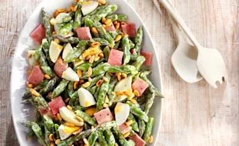 Groene aspergesalade met gekookt ei en ham