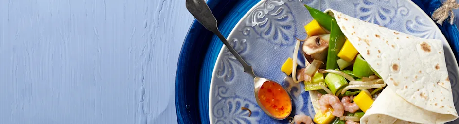 Gevulde wraps met garnalen en mango