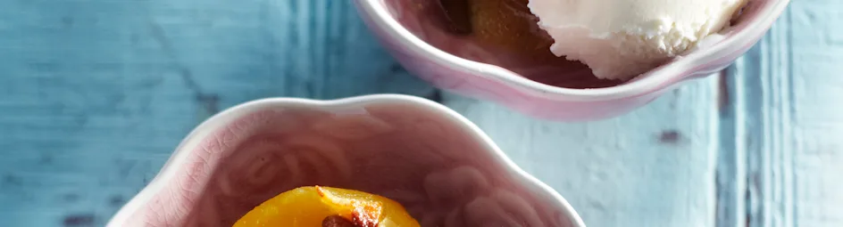 Gevulde perziken met bitterkoekjes