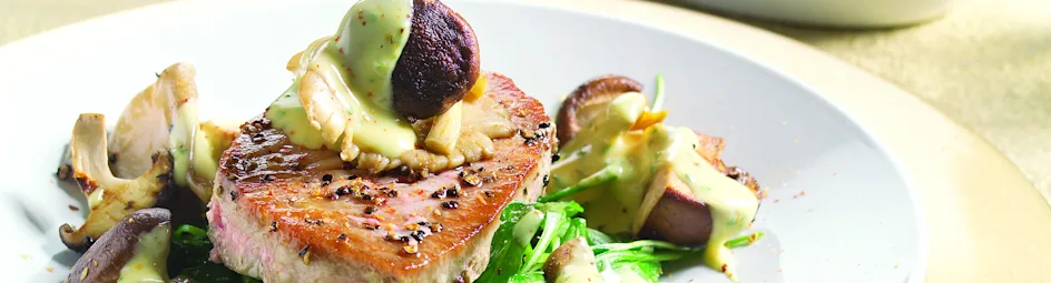 Geschroeide tonijn met rucola, paddenstoelen en truffel-aioli