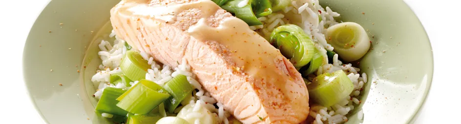 Gepocheerde zalm met rijst en prei