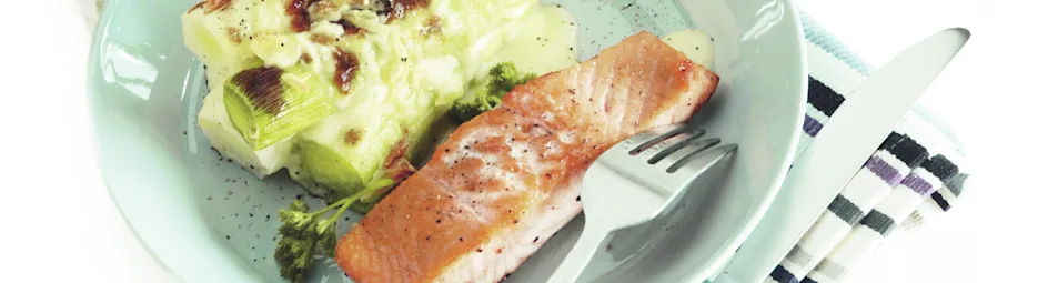 Gebakken zalm met gegratineerde prei