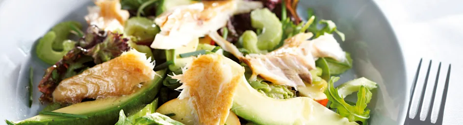 Frisse salade met gerookte makreelfilet