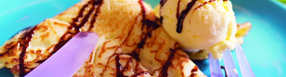Flensjes met vanille-ijs en chocoladesaus