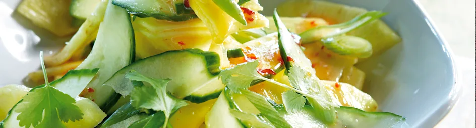Exotische salade met komkommer, ananas en mango