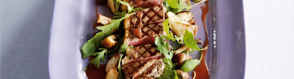 Entrecote met paddenstoelen, rucola en balsamicosaus