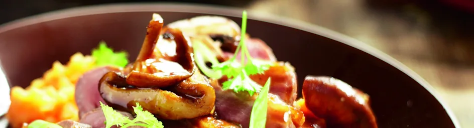 Eendenborst met paddenstoelen op wortelpuree