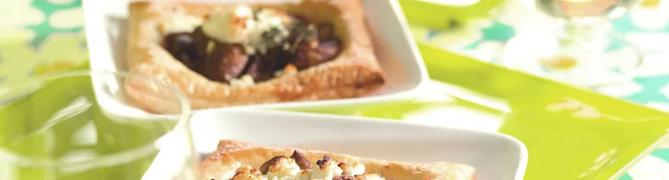 Bladerdeegtaartjes met geitenkaas en champignons