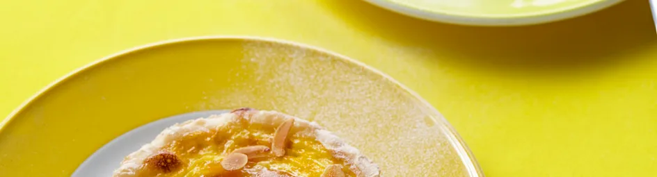 Bladerdeegtaartje met gebakken custard en abrikozenjam