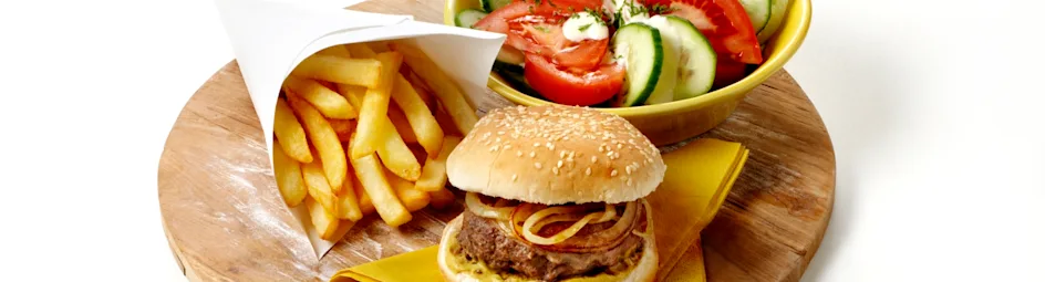 Baconburgers met friet en sla