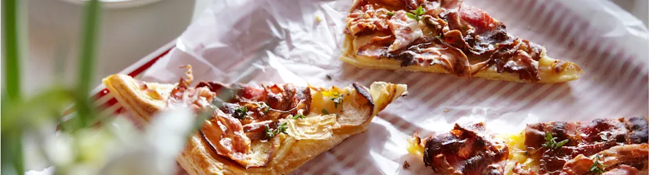 Bladerdeegtaartje met spek en appel