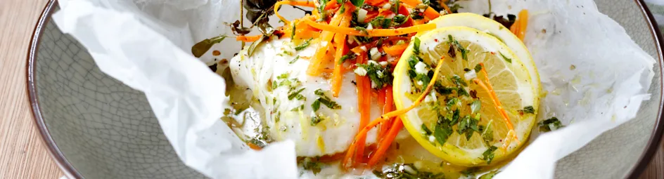 Vispakketjes met kruidensaus en citroenrijst