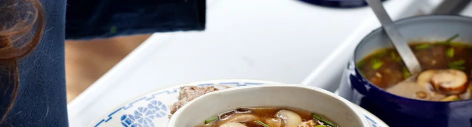 Paddenstoelensoep met walnoot-gehaktballetjes