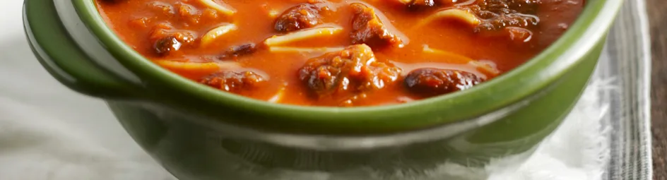 Paprikasoep met rundvlees, kidneybonen en tomaat