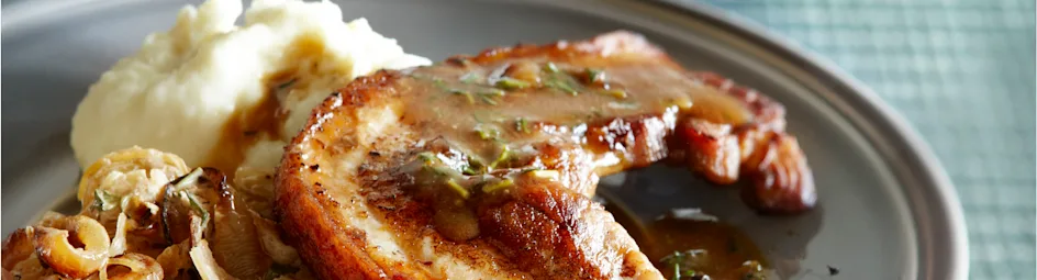 Speklapjes met honingjus op gestoofde zuurkool