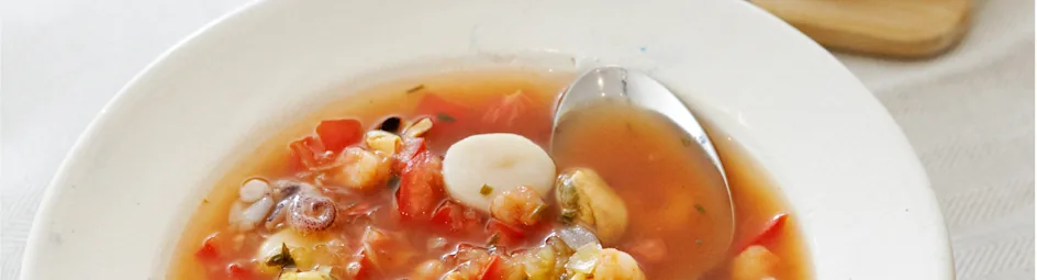 Heldere vissoep met tomaat en dragon