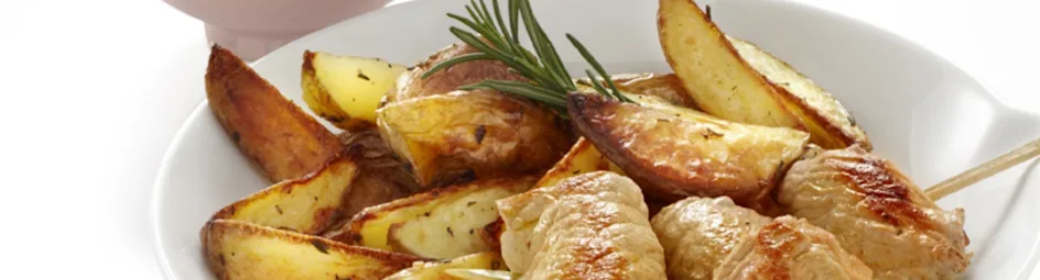 Schnitzelrolletjes met sla en ovenaardappels