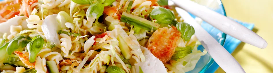 Pasta pancetta met komkommer en mozzarella