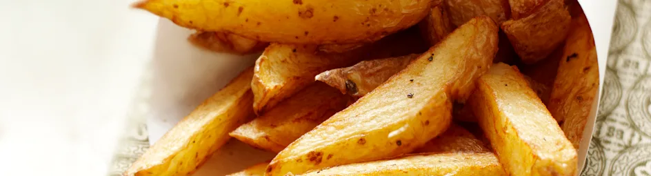 Grote frieten met yoghurttartaarsaus