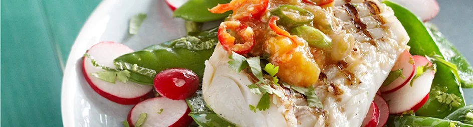 Geroosterde kabeljauw met peultjes-radijssalade