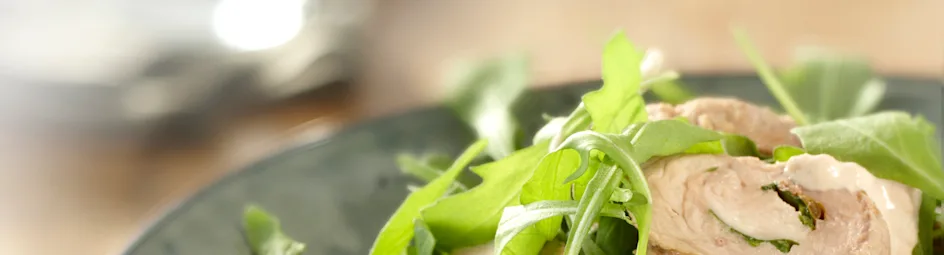 Schnitzelrolletje gevuld met ansjovis, kappertjes en tonijnmayonaise