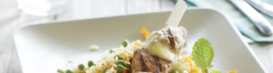 Saté met mango-muntsaus en gebakken rijst