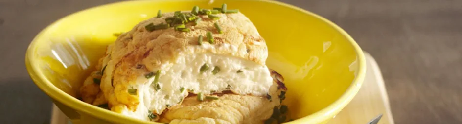 Omelet van eiwit met geitenkaas en bieslook