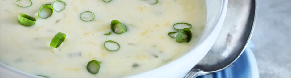 Boerenkaassoep met lente-ui en mosterd
