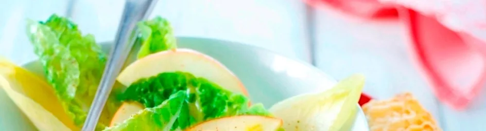 Groene salade met warme Zwitserse kaascroutons