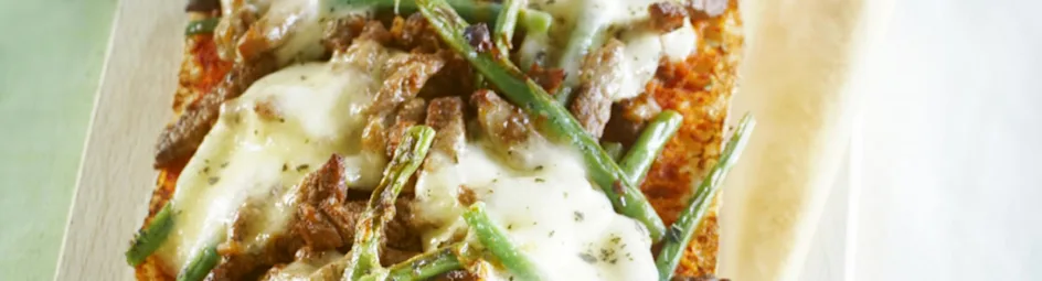 Mediterrane broodpizza met runderreepjes en mozzarella