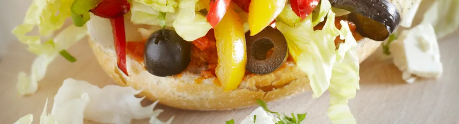 Vegetarische bollen met aubergine, olijven en feta