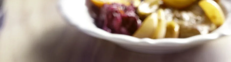 Sukadelapjes met sinaasappel en sjalotjes