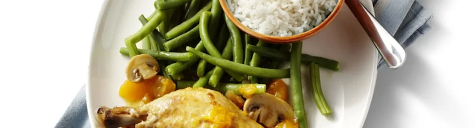 Kippenbouten met sinaasappel-champignonsaus, rijst en bonen