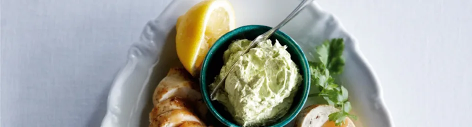 Kipfiletrolletje gevuld met ansjovis, citroen en peterselieboter