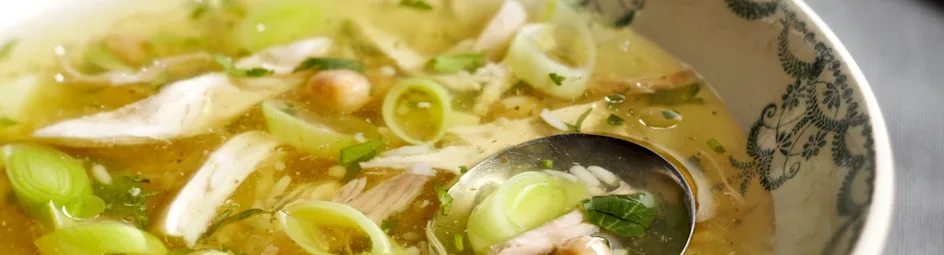 Kippensoep met prei en kikkererwten