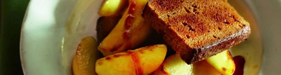 Gebakken appel met geroosterde kruidkoek