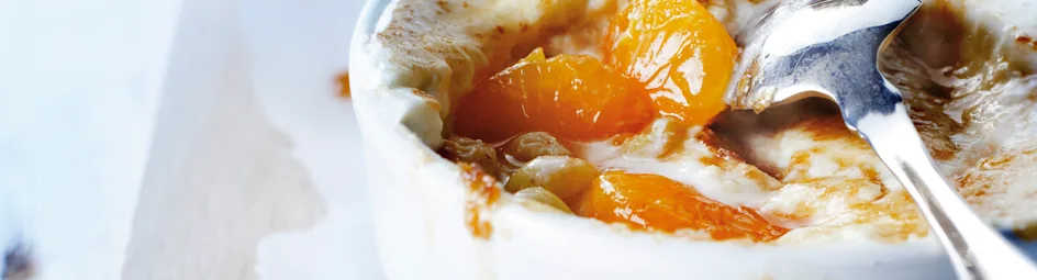 Kwark-crème brûlée met mandarijn en rozijnen