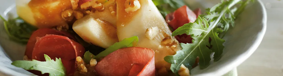 Peer op rookvlees met peren-notendressing