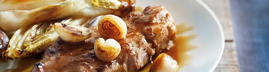 Schouderkarbonade met sjalotten en gebakken witlof