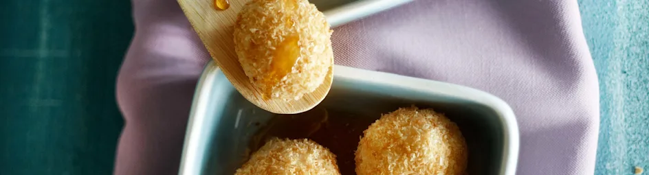 Kokosrijstballetjes met limoensaus