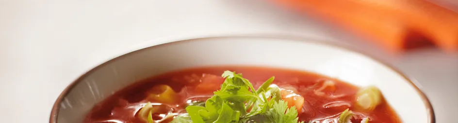 Tomatenbouillon met bosui en koriander