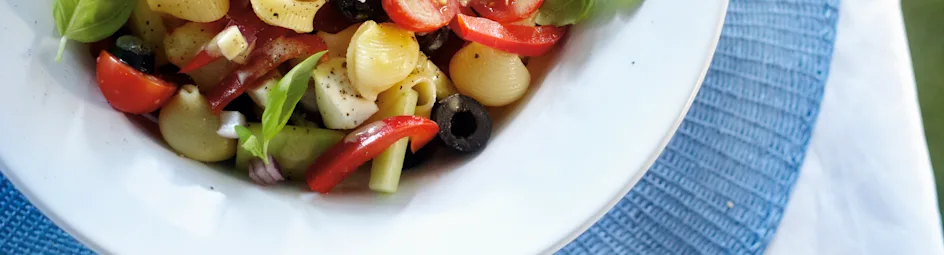 Pastasalade met mozzarella en kerstomaat