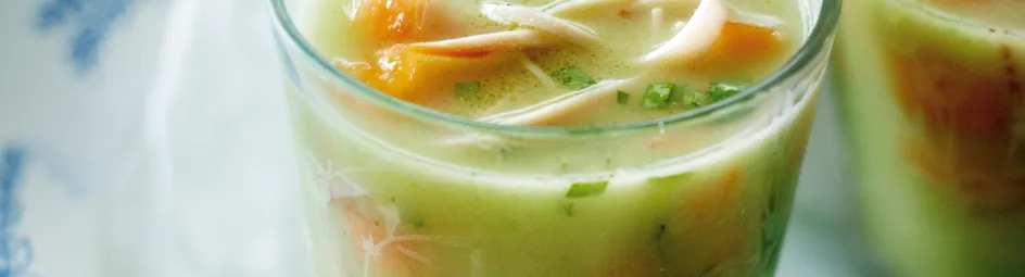 Komkommersoep met gerookte kip en meloen