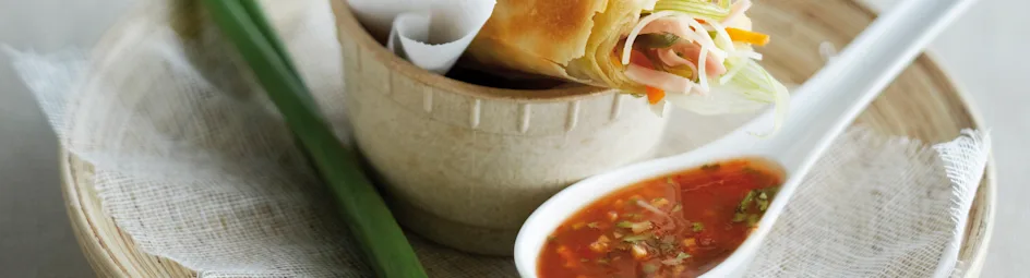 Loempiaatjes met scherpe saus