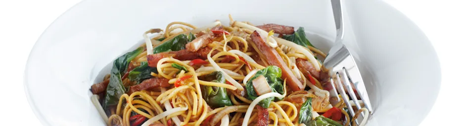 Pittig gebakken noedels met ham en spinazie