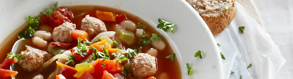 Goulashsoep met witte bonen en gehaktballetjes