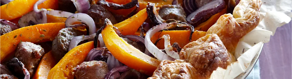 Hartige taart met worst, ui en pompoen