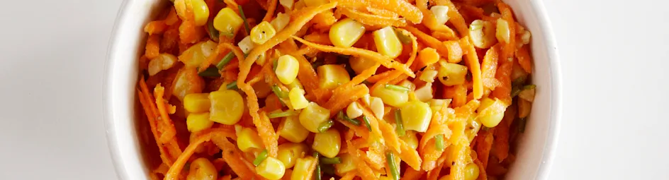 Rauwe wortelsalade met maïs